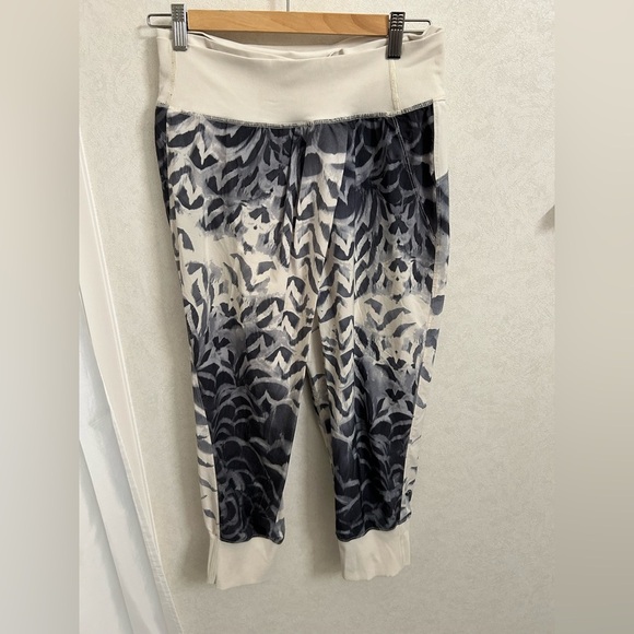 Lululemon Dance To Yoga Pant size 6 - Picture 8 of 10